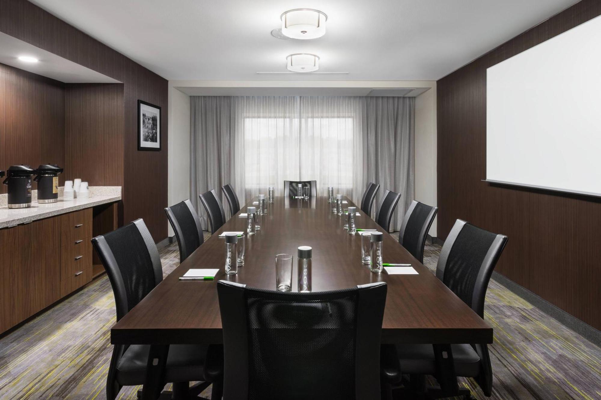 Отель Courtyard By Marriott Растон Экстерьер фото